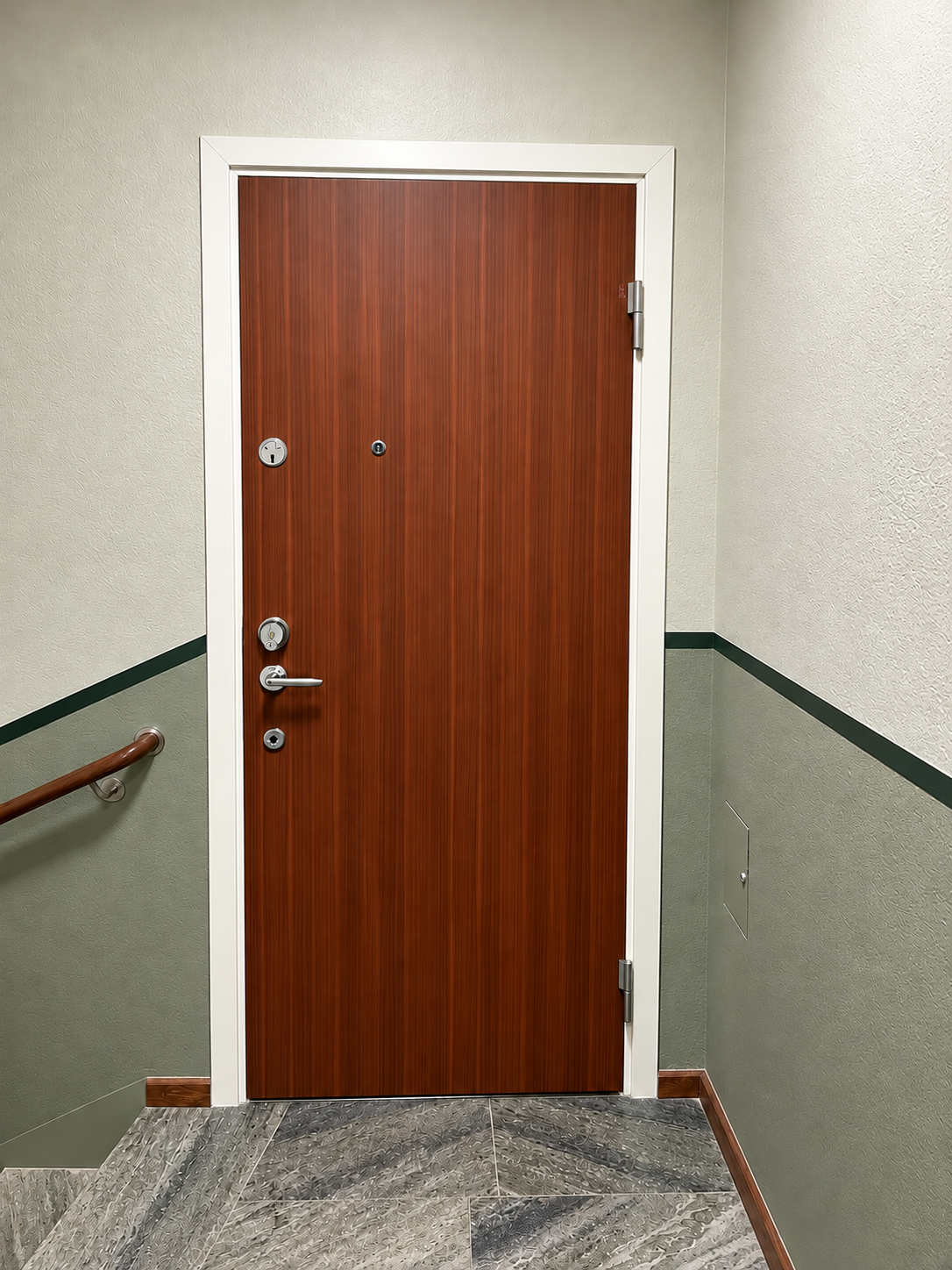 Daloc S44 M10 – Mahogny – utan brevinkast – Högerhängd – framsida.