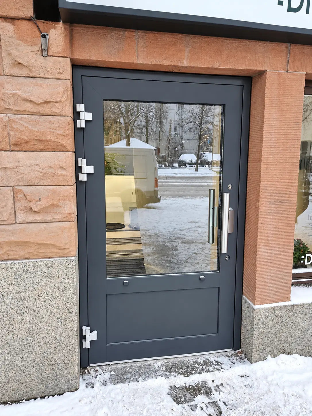 Installerad entrédörr eller stålparti från Dörrakuten